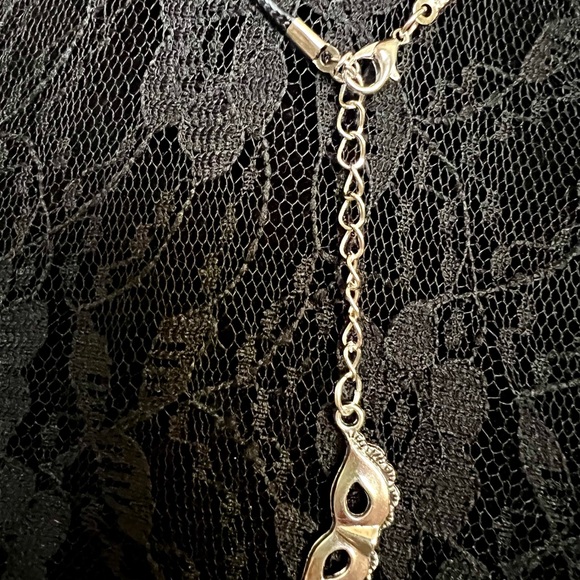 NWT Masquerade Mask Necklace - Picture 4 of 4